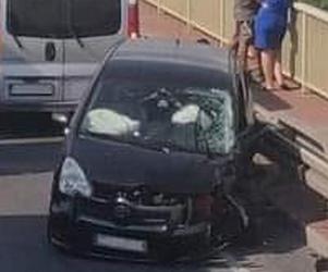 Trzy auta zderzyły się w wypadku na moście pod Sochaczewem! 58-latka i dwoje dzieci w szpitalu [ZDJĘCIA]