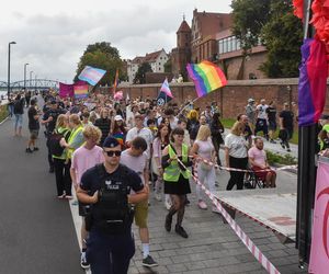 VI Toruński Marsz Równości. Przeciwnicy modlili się w centrum