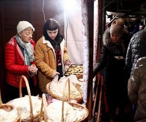 Bytomski rynek świeci się jak choinka. Gwiazda DeLoreana rozświetliła Bytomski Jarmark Świąteczny