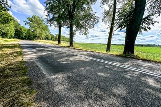 Jechali na obiad do rodziny. Rozbili się na drzewie. Dobrzy ludzie, zawsze pomocni