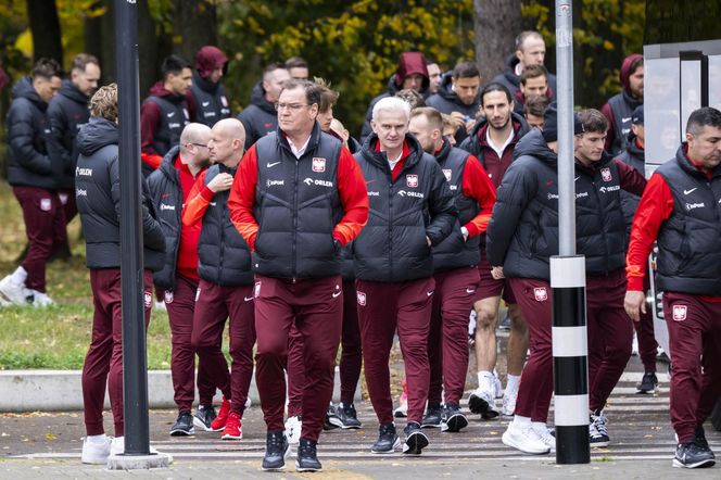 Reprezentacja zmokła na spacerze. Lewandowski się krył przed deszczem