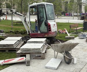Absurd roku w Warszawie. Zrywają zieleń na nowym pl. Centralnym. Zamiast niej będzie beton