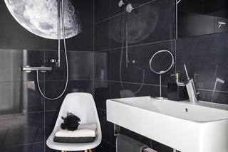 Nowoczesna łazienka z księżycem: ciemne płytki w ciekawym projekcie łazienki