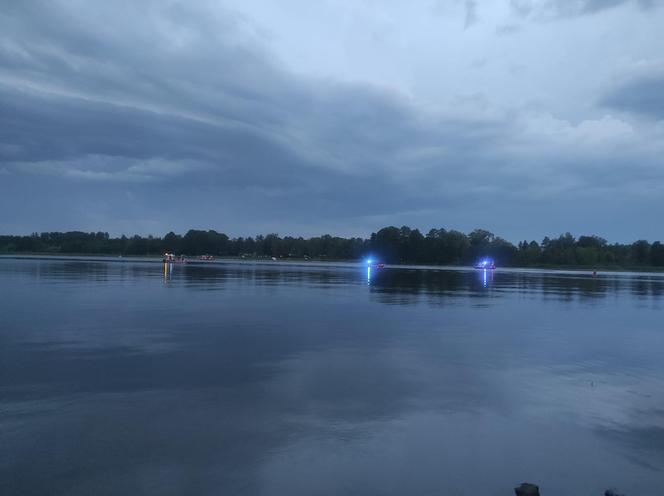 Poszukiwania na rzece Narew. Wszedł do wody i zniknął! "Nurt jest bardzo silny"