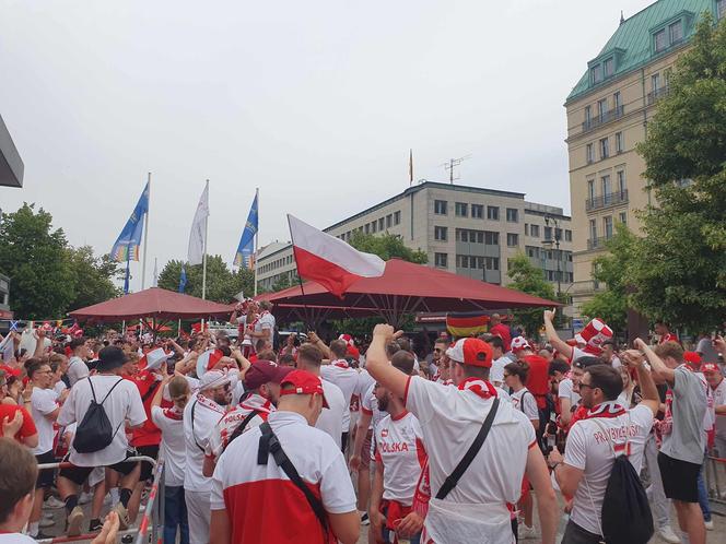 Kibice bawią się przed meczem Polska - Austria