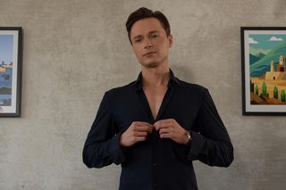 Zakościelny rozkaże Darkowi, by zatrudnił w kancelarii nową prawniczkę, Kalinę (Katarzyna Gałązka).