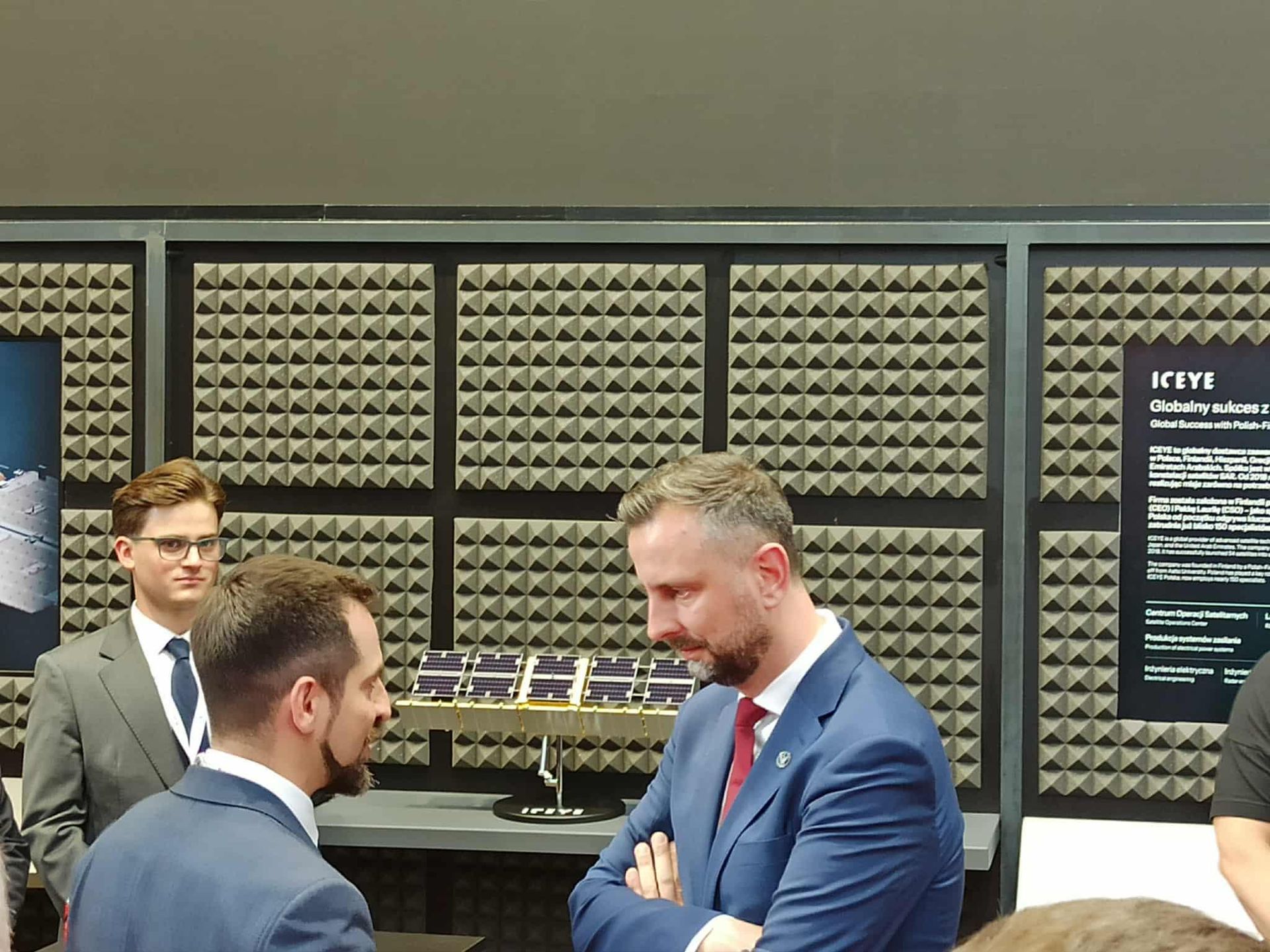 Wicepremier Władysław Kosiniak-Kamysz zwiedzający stoiska na MSPO