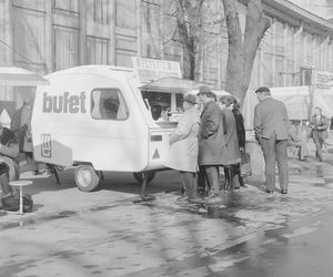 Fast food w PRL: bułka z pieczarkami i kiełbaska z wody