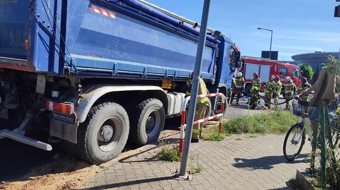 Zderzenie dwóch ciężarówek na Rondzie Gronowo w Lesznie 