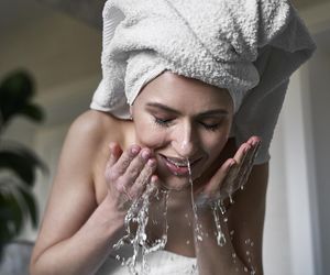 Najpierw peeling czy oczyszczanie? Sprawdź, jak prawidłowo dbać o cerę