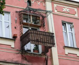 Ich rodzice spadli razem z balkonem. Kuba i Robert potrzebują pomocy 