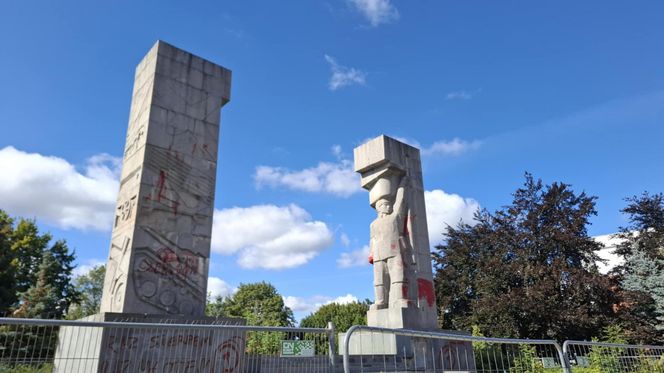 "Szubienice" w Olsztynie znów zniszczone. Sprawcy powinni wstydzić się za wandalizm i... ortografię!