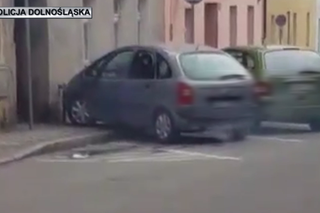 Był tak pijany, że nie odróżniał jedynki od wstecznego. Kilka razy uderzył w budynek [WIDEO]