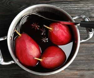 Gruszki w czerwonym winie - przepis Macieja Regulskiego, zwycięzcy 10. MasterChef 2021