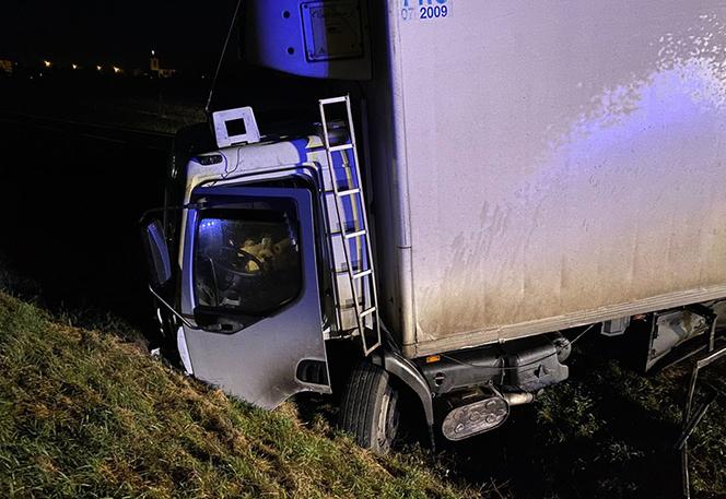 Samochód osobowy zderzył się z dwiema ciężarówkami. Tragedia na DK 25