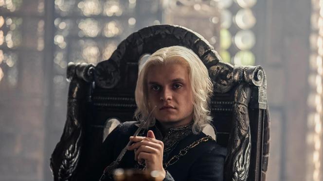 Tom Glynn-Carney jako król Aegon II Targaryen.