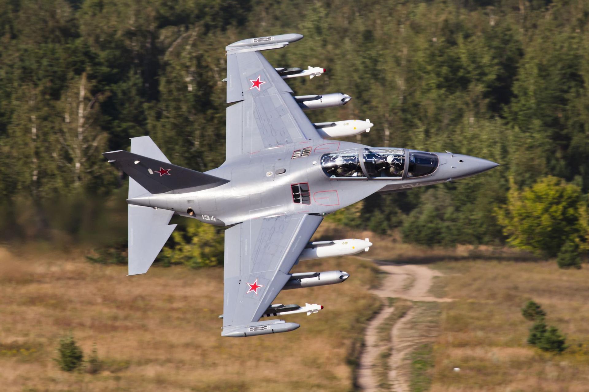 Jak-130 z pełnym uzbrojeniem