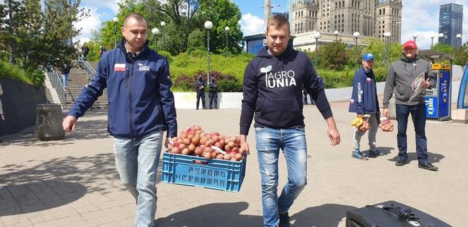 Agrounia Ziemniaki Dla Wszystkich W Ramach Protestu Rolnicy Rozdaja Je W Trzech Miejscach Warszawa Eska Pl