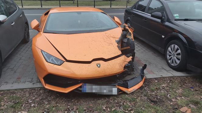 Kierowca luksusowego lamborghini porzucił auto po kolizji