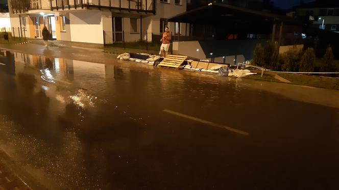 Warszawa. DRAMAT na Białołęce. Mieszkańcy RATOWALI swój dobytek. Woda WDZIERAŁA się WSZĘDZIE! 