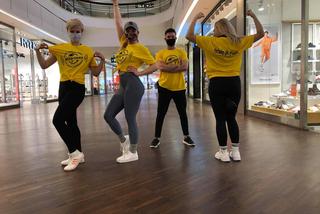 Flashmob w Manufakturze. Trenerzy z Łodzi chcą ratować branżę fitness [ZDJĘCIA]