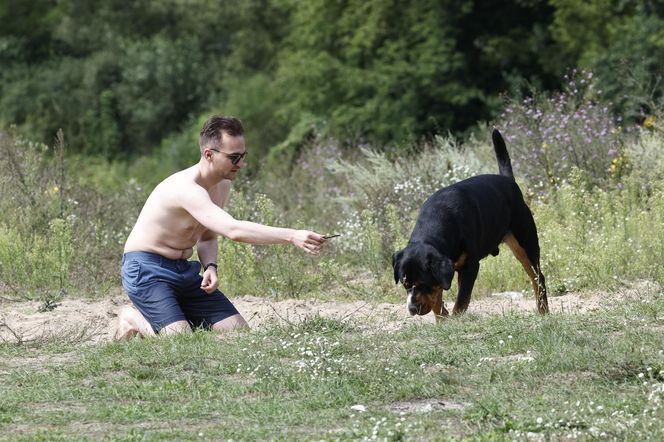 Poseł kąpał się z psem