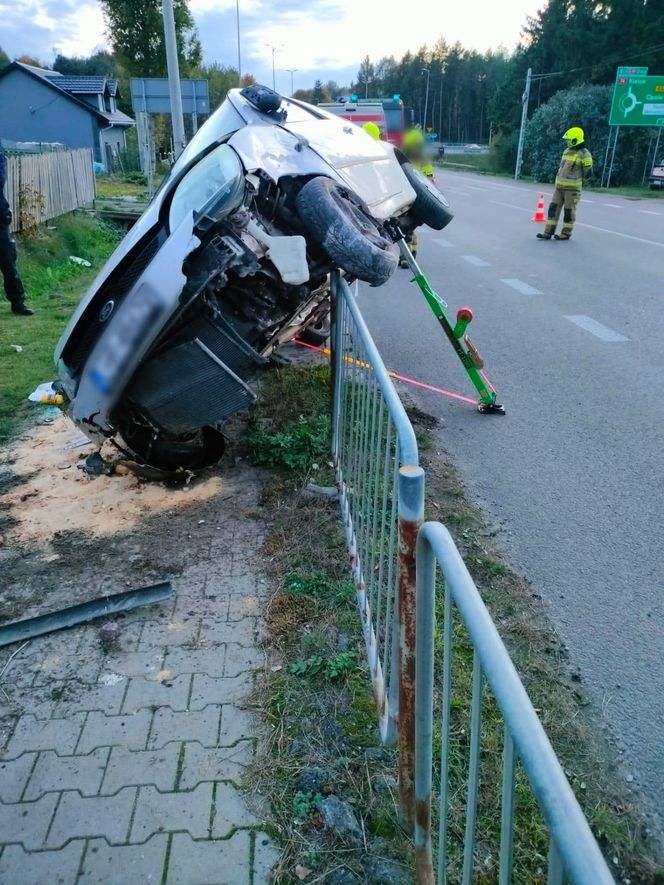 Samochód osobowy uderzył w kapliczkę w Lasach w pow. kraśnickim