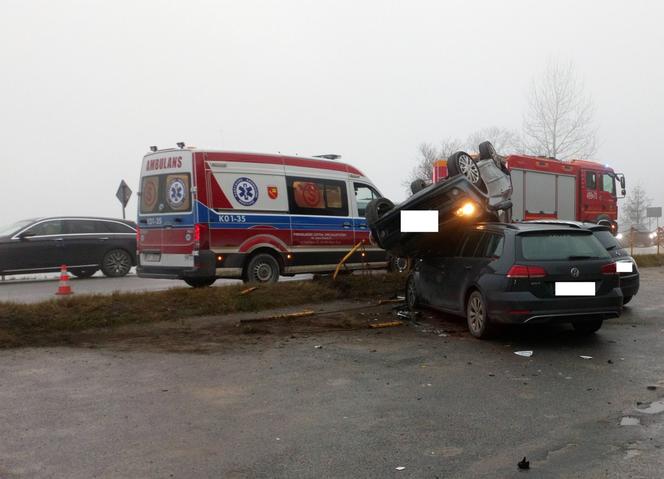 Nieprawdopodobny wypadek na Zakopiance. Osobowy renault wylądował na dwóch innych pojazdach [ZDJĘCIA]