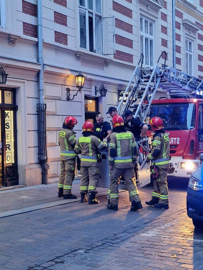 Kraków: z okna leciały talerze oraz znicze. Służby musiały wejść do mieszkania przy użyciu wozu strażackiego z drabiną