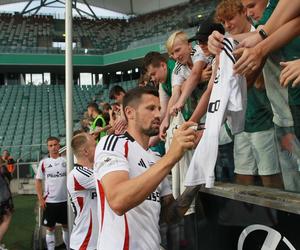 Legia z hukiem rusza po tytuł. Warszawski klub z wielką pompą zaprezentował kadrę na nowy sezon