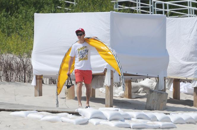 Antek Królikowski i Julia Wieniawa wypoczywają na plaży w Juracie