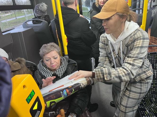 W gorzowskich autobusach elektrycznych przedstawiciele miasta rozdawali kubki i kalendarze