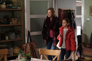 M jak miłość odc. 1795. Natalka (Dominika Suchecka), jej córka Hania (Wiktoria Basik)