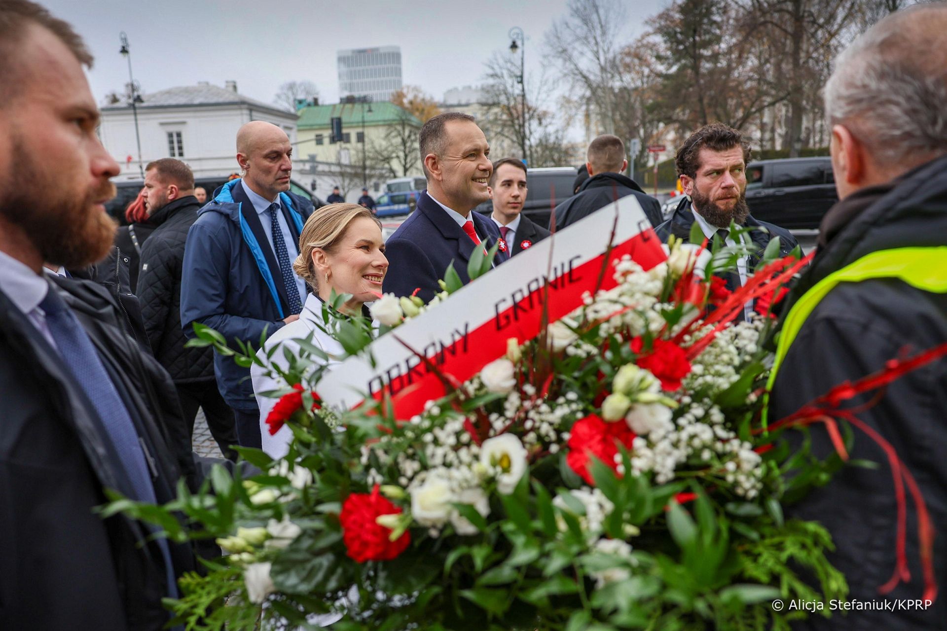 Prezydent Nawrocki z żoną Martą oddali hołd Ojcom Niepodległości. Kancelaria pokazał…