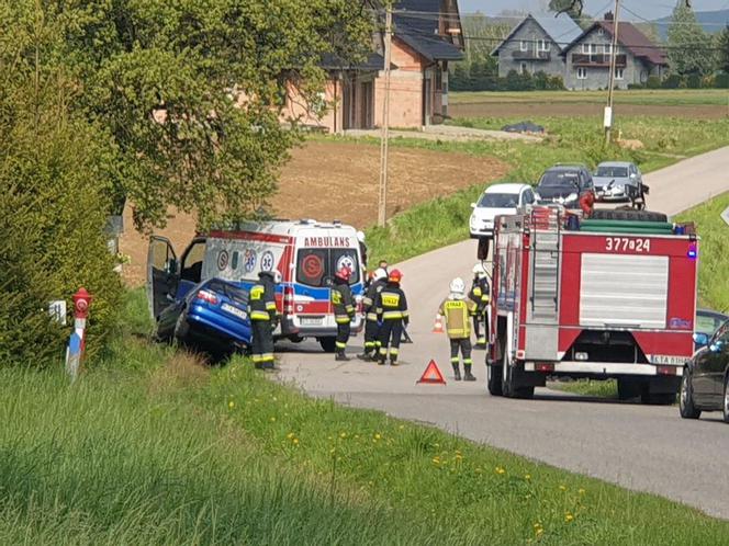 Nissan wylądował w rowie po zderzeniu z volkswagenem. Kolizja w Lubczy