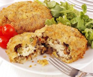 Faszerowane kieszonki z kurczaka z mozzarellą i grzybami. Świetna alternatywa dla tradycyjnych kotletów