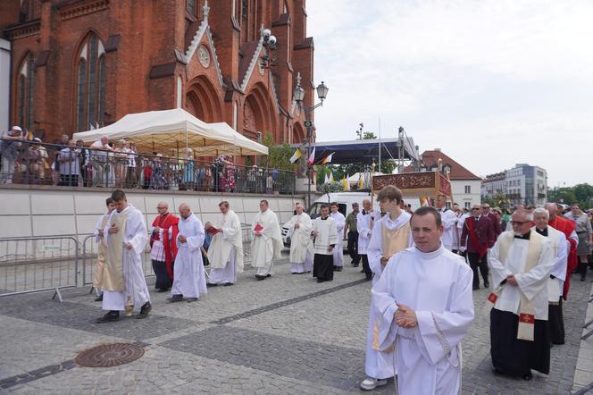 Boże Ciało 2024. Tłumy wiernych przeszły w procesji ulicami Białegostoku