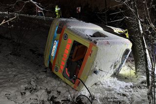 Dramat na DW632 pod Legionowem. Karetka spadła ze skarpy i uderzyła w drzewo