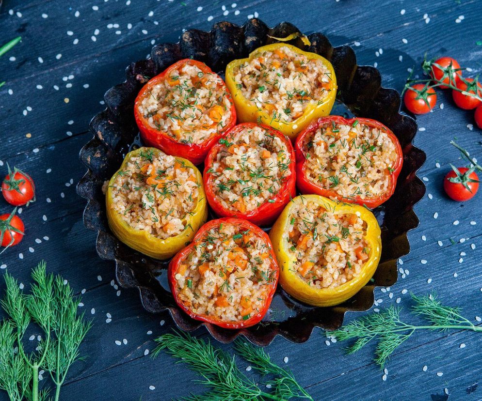 Mięso z rosołu wykorzystaj do farszu. Nadziane papryki podbiją każdy kubek smakowy