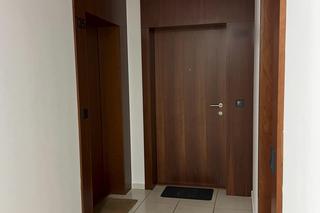 Kłótnia zakończona krwawą masakrą. Ciała dwóch młodych osób znaleziono w mieszkaniu na Woli