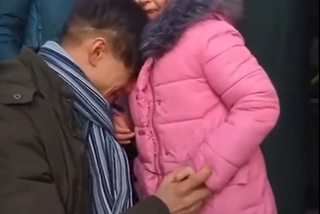 Wojna na Ukrainie. Mężczyzna żegna się ze swoją córką i żoną. Nagranie wzrusza do łez! [WIDEO]