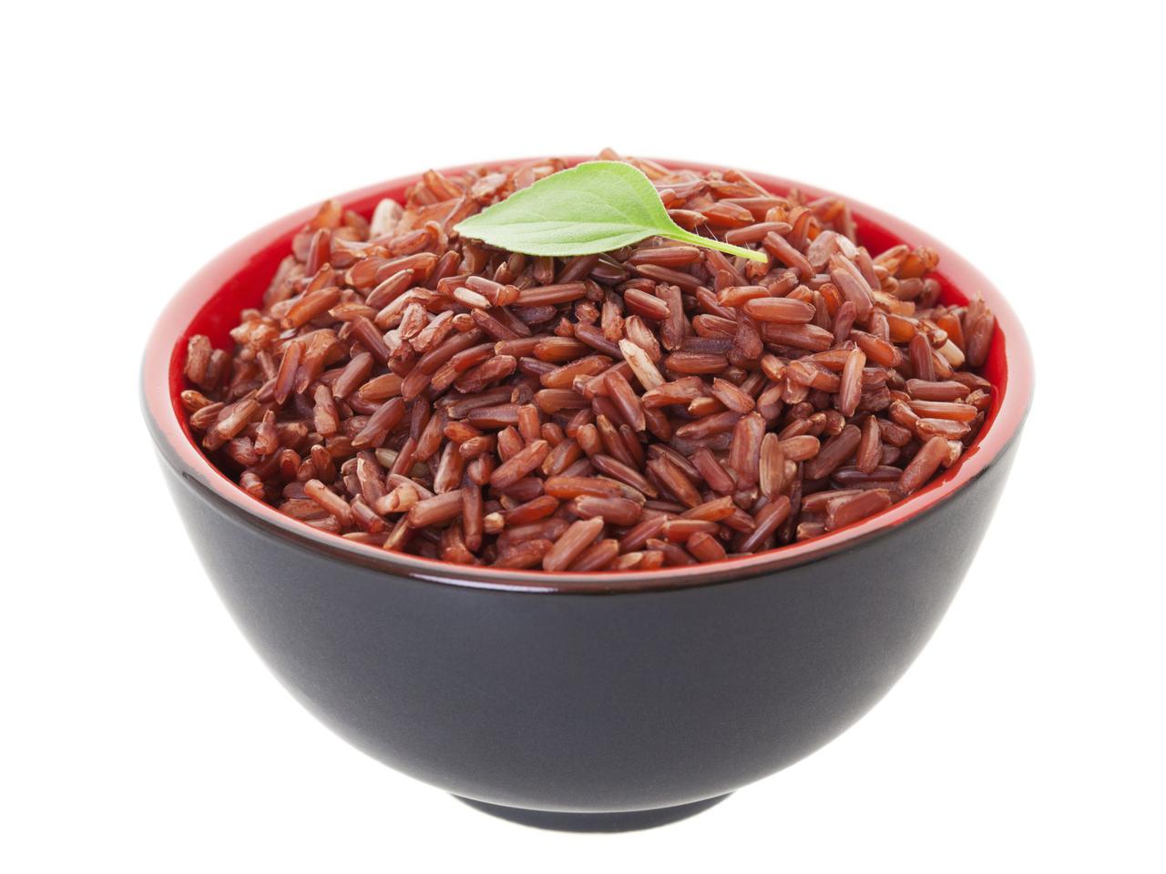 Sałatka z tuńczykiem i czerwonym ryżem: przepis