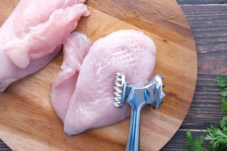 Zagadka rozwiązana. Wiemy do czego służy druga strona tłuczka do mięsa!