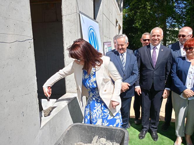 W ścianie budynku powstającego Branżowego Centrum Umiejętności w branży elektroenergetyki zamurowana została także kapsuła czasu