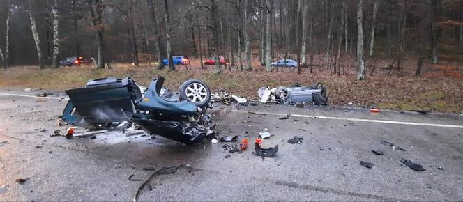 Leśnice. Auto rozerwane na pół! Dwoje 40-latków nie żyje. Dzień wcześniej zginęły tam dwie inne osoby [ZDJĘCIA]