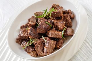 Aromatyczne kawałki wołowiny w kremowym sosie. Obiad niczym z wykwintnej restauracji