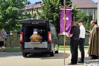 Kolorowe kwiaty i morze łez na pogrzebie Katarzyny z Raby Wyżnej. Zazdrosny mąż zabił ją 10 metrów od domu