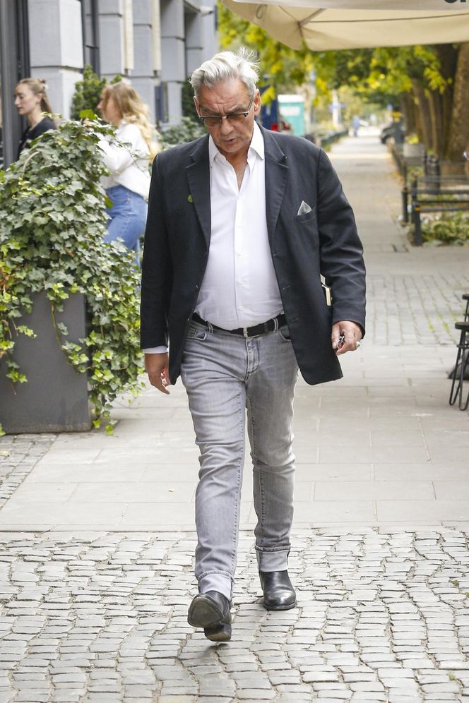 Robert Gonera na chodniku pod TVN