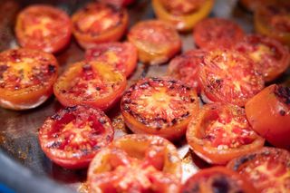 Biorę pół kilo pomidorków i te przyprawy. To najlepsza przekąska z piekarnika na każdą okazję 