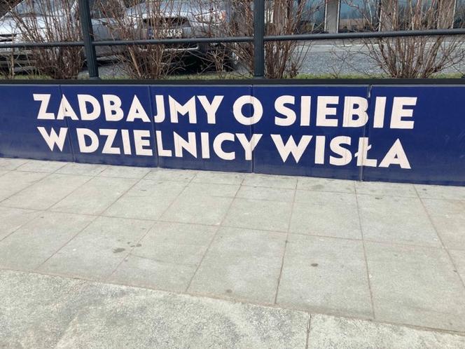 Zakaz picia alkoholu nad Wisłą: Mieszkańcy zapominają, miasto dobitnie przypomina